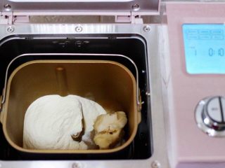 紫薯老婆饼,首先把所有的食材称重备用，面包机来做水油皮，清水和猪油先倒入面包机桶，再倒入中筋面粉，最后倒入甘汁园双碳白砂糖。