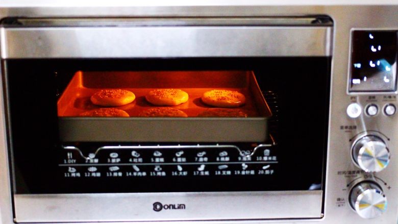 紫薯老婆饼,烤箱200度，25分钟，中层上下火，
中途盖上锡纸，避免表面颜色烤太深。