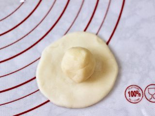 紫薯老婆饼,这个时候取一个水油皮按扁，擀圆，包入一个油酥。