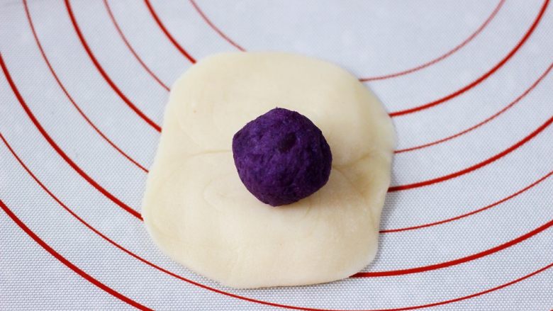 紫薯老婆饼,然后用擀面杖擀成圆形，包入紫薯馅。
