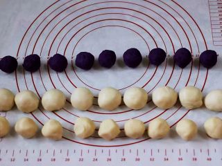 紫薯老婆饼,把紫薯馅分成9个相等的圆球，每个紫薯馅大约在20克左右，水油皮和油酥分别均分为9等份，水油皮一个约20克，油酥一个约14克左右。