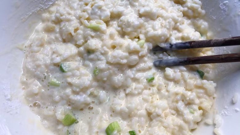 剩米饭新吃法,倒入适量水，用筷子搅拌均匀。（不要到太多水，搅拌成和图片上一样就可以了。