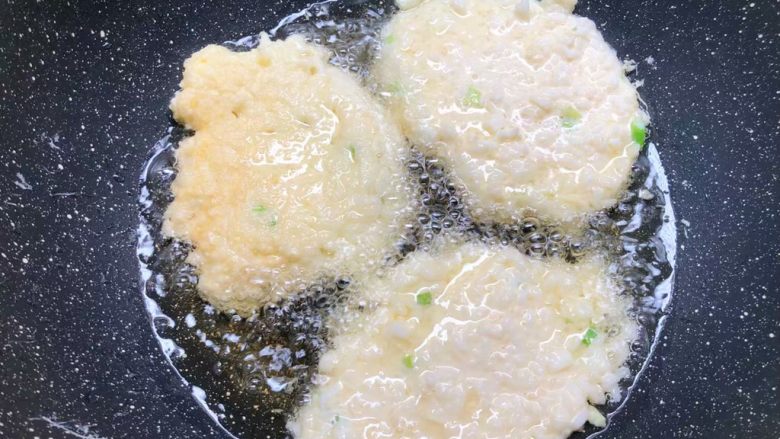 剩米饭新吃法,把米饭弄成饼状，也可以用模具弄成好看的形状，中火慢煎，煎至金黄色。