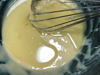 巧克力甜甜圈,搅匀之后倒入60g色拉油，继续用之前的手法搅拌。