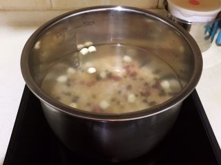 传统腊八粥,把煮锅放在电陶炉上