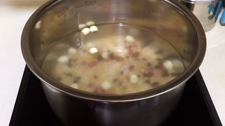 传统腊八粥,把煮锅放在电陶炉上