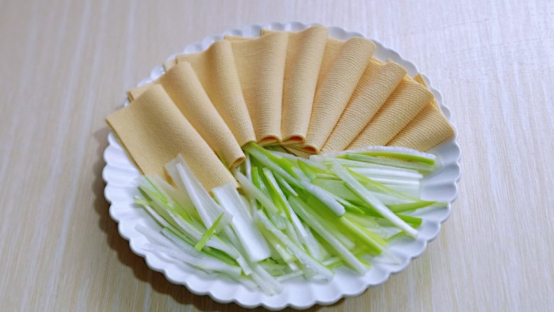 干豆腐皮～京酱肉丝,将切好的葱及干豆腐摆盘。