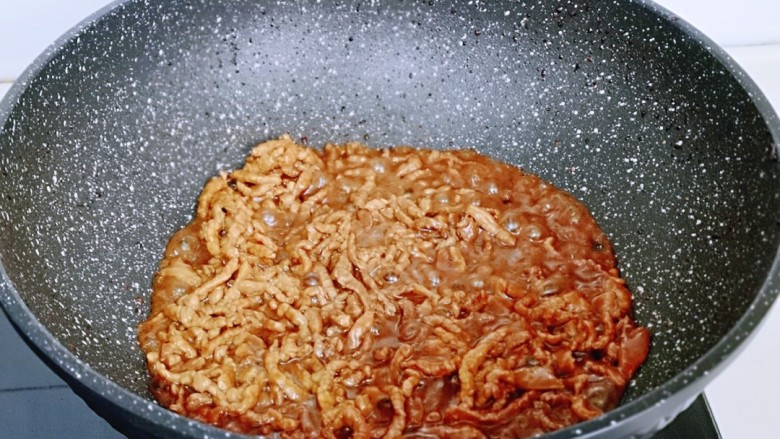 干豆腐皮～京酱肉丝,大火快速翻炒至粘稠出锅。(炒肉丝全程大约2-3分钟)