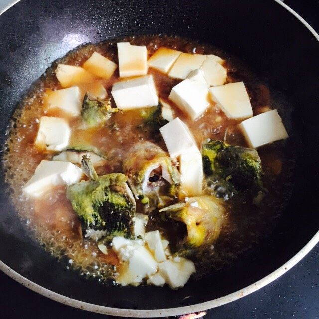 黄刺鱼炖豆腐,热水莫过食材即可