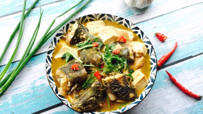 黄刺鱼炖豆腐,出锅装盘撒上香菜段