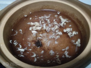 黑米排骨面鱼,锅中放入清水。