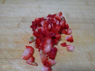 苹果、草莓、鸡蛋饼,草莓洗净切粒。