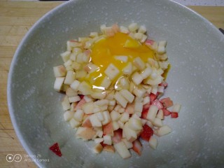 苹果、草莓、鸡蛋饼,盛入碗里打入鸡蛋一个。