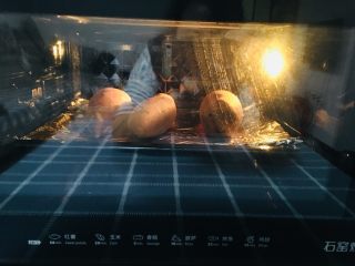 烤红薯,放入烤箱中层，上下火230度烤40分钟