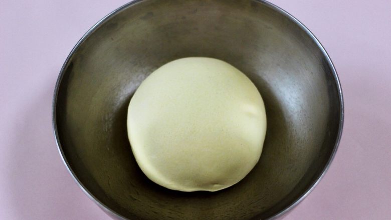 玉米面韭菜海米饺子,把和好的面团用手揉圆，放入盆里静置20分钟。