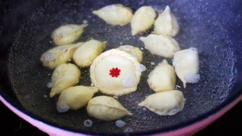 玉米面韭菜海米饺子,锅中倒入适量清水煮沸后，把包好的饺子放入锅中，大火煮沸后点少许清水，反复3次，直至看见所有的饺子漂浮在水面上即可关火。