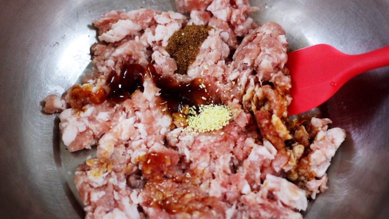 玉米面韭菜海米饺子,加入所有的食材加入后。
