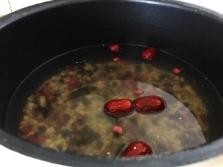 腊八粥,黑豆、红豆、绿豆提前泡好，放入电饭煲中，加水，（水的量是原材料4到5倍）按下煮粥键，等粥还有二十分钟熟时加入所有原材料，继续煮至按钮自动停止就好了。