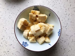 香蕉芒果卡乐比营养奶糊,香蕉去皮之后切成小块