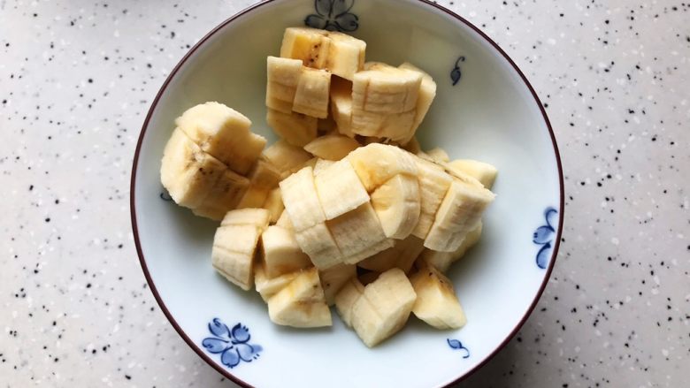 香蕉芒果卡乐比营养奶糊,香蕉去皮之后切成小块