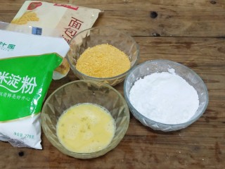鸡米花,把鸡蛋打入碗中搅打均匀，再准备好面包糠和玉米淀粉