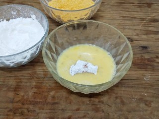 鸡米花,再放入蛋液碗中转一圈，鸡蛋加淀粉的组合会形成一层无形的酥皮，吃起来才好吃