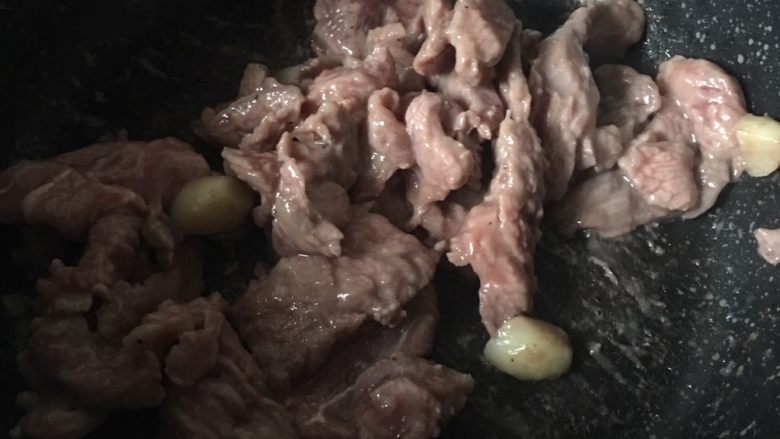 杏鲍菇黑椒牛柳乌冬面,6️⃣ 倒入腌制好的牛肉炒至变色，盛出。
