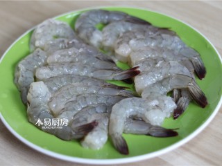 蝴蝶虾,所有虾都处理好后，撒入适量胡椒粉和食盐，腌制半小时，备用。
