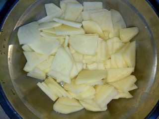 土豆片炒腊肉,土豆去皮切片，用清水洗去淀粉