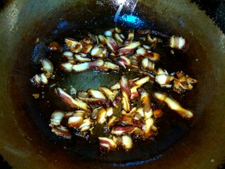 土豆片炒腊肉,锅中放入适量植物油，放入腊肉翻炒至透明