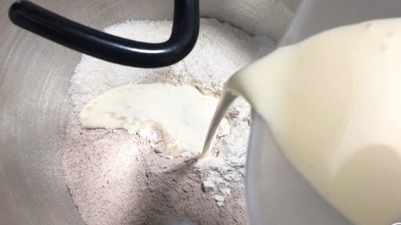 蔓越梅黑麦奶油软欧包,淡奶油倒入厨师机搅拌。