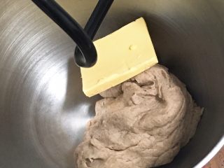 蔓越梅黑麦奶油软欧包,加入黄油。