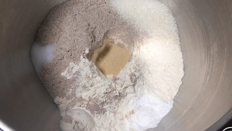 蔓越梅黑麦奶油软欧包,1-6的材料分别放入厨师机。