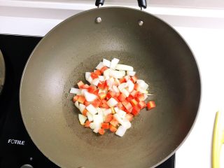 香喷喷的小烤鸡,胡萝卜和洋葱过油炒软，加盐备用。
