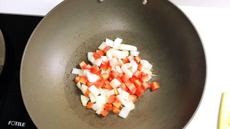 香喷喷的小烤鸡,胡萝卜和洋葱过油炒软，加盐备用。