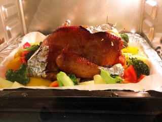 香喷喷的小烤鸡,烤箱180度，第一次烤30分钟左右，注意观察表皮，如果有焦的趋势可以在上面盖块锡纸。