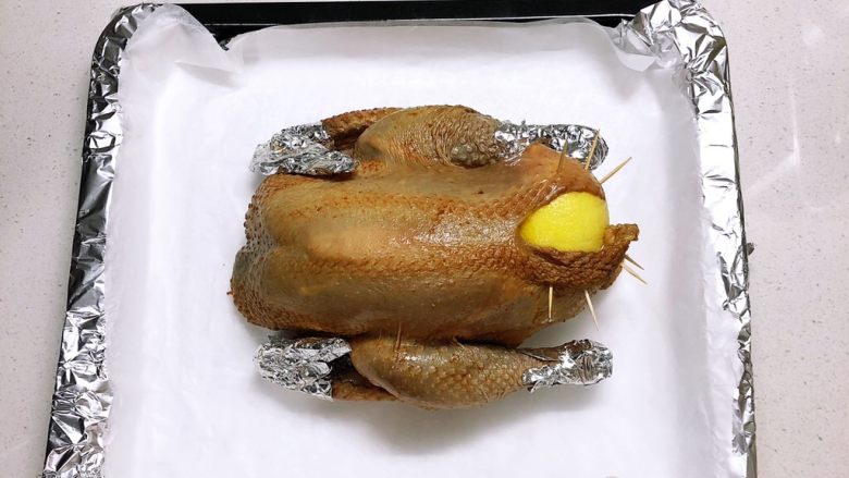香喷喷的小烤鸡,最后用柠檬塞入鸡pp，用牙签固定，鸡翅尖和腿骨节一定要用锡纸包住，不然一定会烤糊(ｰｰ;)