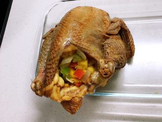 香喷喷的小烤鸡,把炒好的蔬菜丁全部塞入鸡肚子中，塞的越紧实越好。