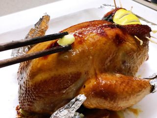 香喷喷的小烤鸡,第一次烤完后鸡皮会比较干，用黄油把鸡的表皮都擦一遍，可以出脆皮哟