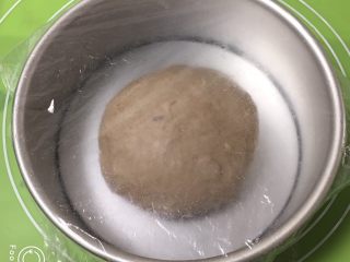 蔓越梅黑麦奶油软欧包,拿出滚圆，放入模具，盖上保鲜膜。