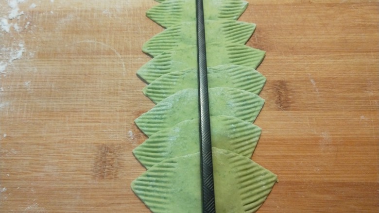 新文美食  菠菜玫瑰花卷,中间用筷子压出一个印。