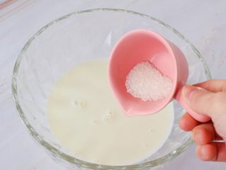 奶香布丁,把纯牛奶和白糖混合搅拌均匀