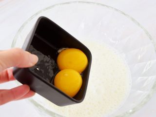 奶香布丁,加入蛋黄，搅拌均匀