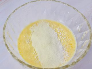 奶香布丁,筛入低筋面粉和能立多幼儿配方奶粉，搅拌均匀