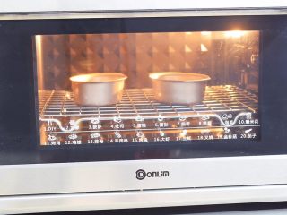 奶香布丁,放入预热好的烤箱，上下火200度，中层烤20分钟