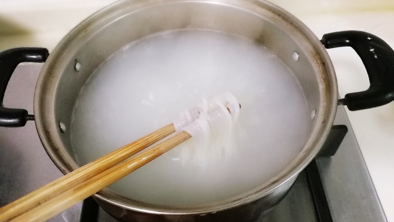 香辣牛杂米粉,用筷子轻轻拨散开烧十分钟