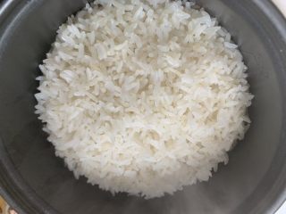什锦炒饭,煮熟后的胚芽米饭饱满圆润、洁白晶莹。