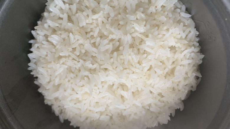 什锦炒饭,煮熟后的胚芽米饭饱满圆润、洁白晶莹。