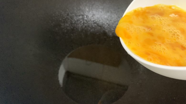什锦炒饭,鸡蛋打散搅拌均匀成蛋液，热油爆炒鸡蛋，锅铲多翻动炒嫩一点、碎一点。