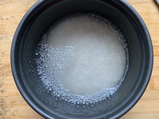 什锦炒饭,胚芽米洗净后放入电饭煲煮熟。水不宜多，米饭要煮硬一点才清香。